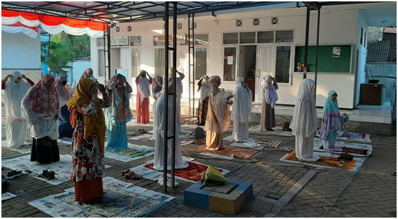 Jamaah Putri di Pelataran Masjid